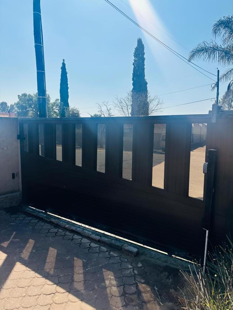 Sunrise Boutique Hotel Witbank Bagian luar foto