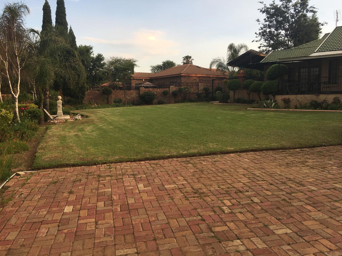 Sunrise Boutique Hotel Witbank Bagian luar foto
