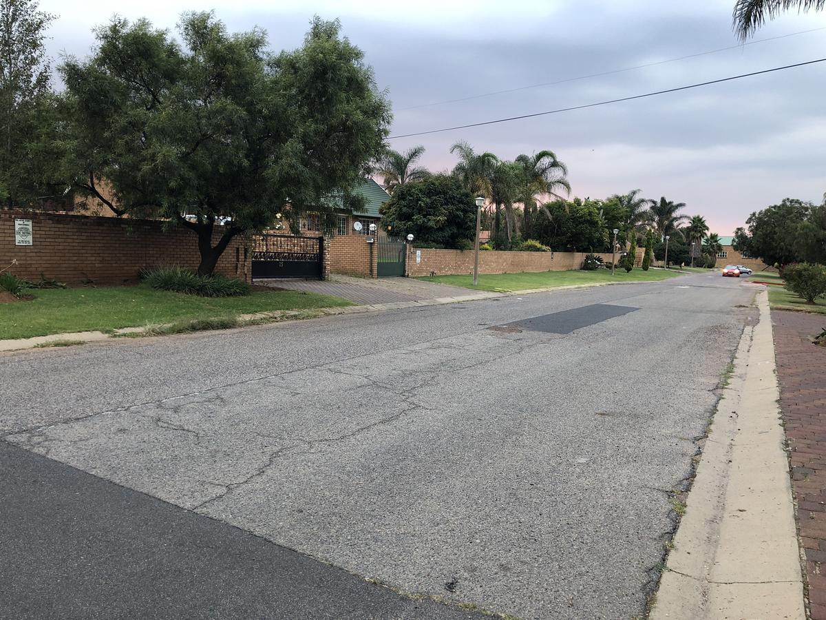 Sunrise Boutique Hotel Witbank Bagian luar foto